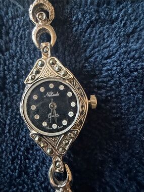 Vintage-Inspired Silver Tone Women's Bracelet Watch - Black Dial